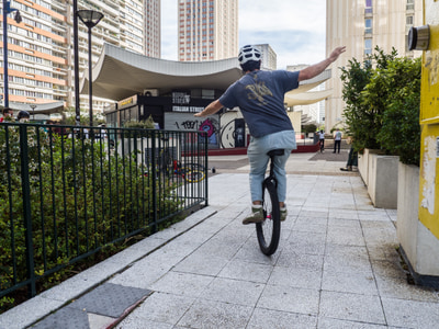 Apprentissage du monocycle sur la Dalle des Olympiades.
