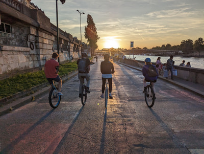 Monocyclistes roulant le long de la Seine au coucher du soleil à Paris.